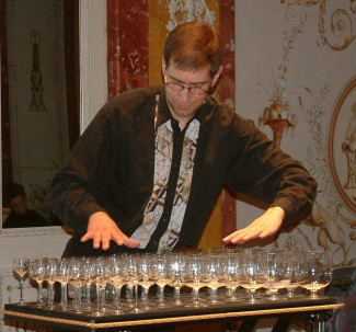 Clemens Hofinger mit Glasharfe