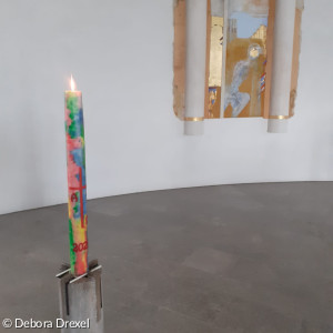 bunte Osterkerze vor Altarwand in der Gethsemane-Kirche